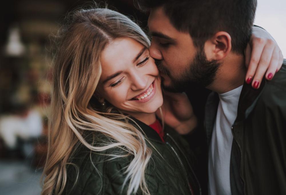 Le ragioni per cui gli uomini dicono ti amo prima delle donne