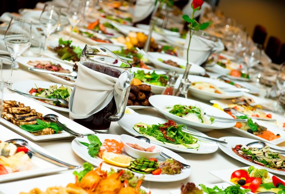 Sposini fanno pagare invitati cibo e bevande: polemica in rete