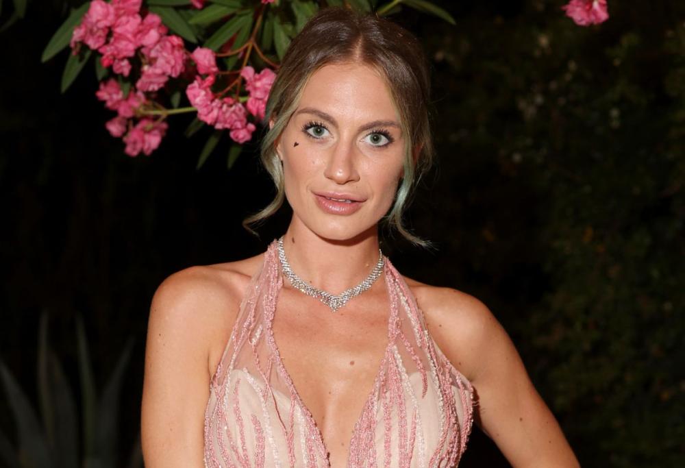 Nikita Pelizon vende corsi contro ansia e depressione: caso social