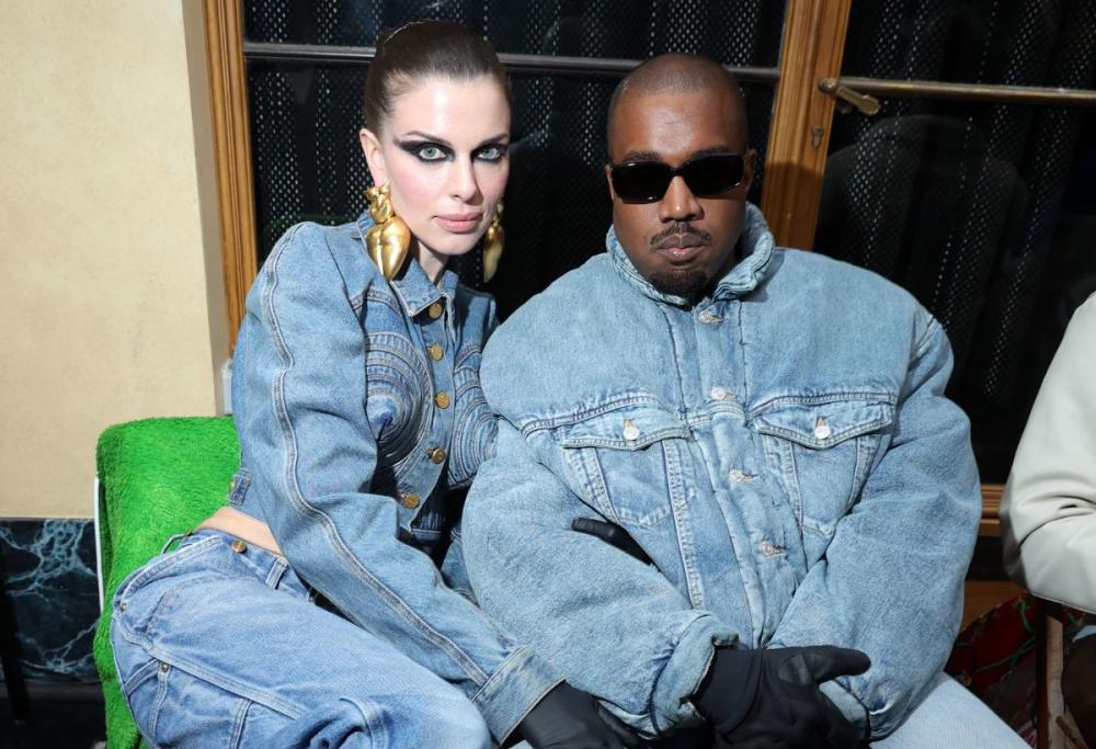 Julia Fox su Kanye West: “Mi ha usata per ferire Kim Kardashian”