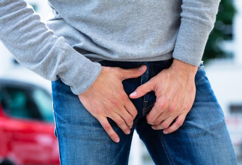Perché gli uomini si toccano spesso le parti intime? La spiegazione