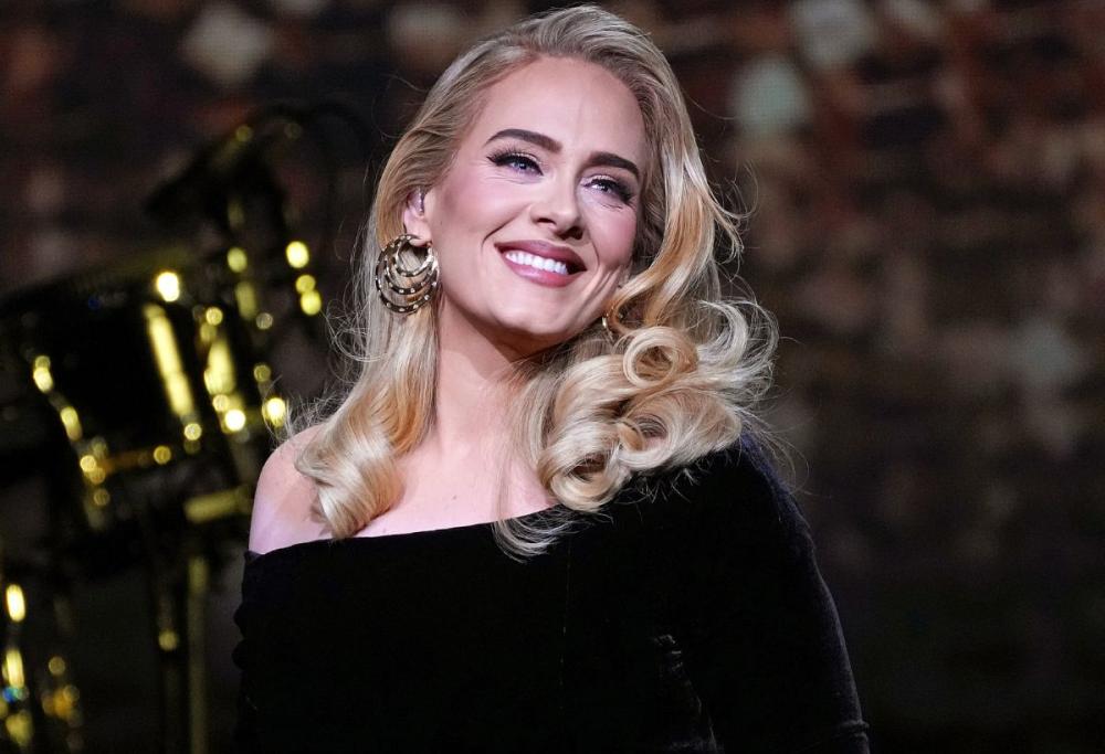 Adele su Matthew Perry: “Era così aperto sulle sue dipendenze”