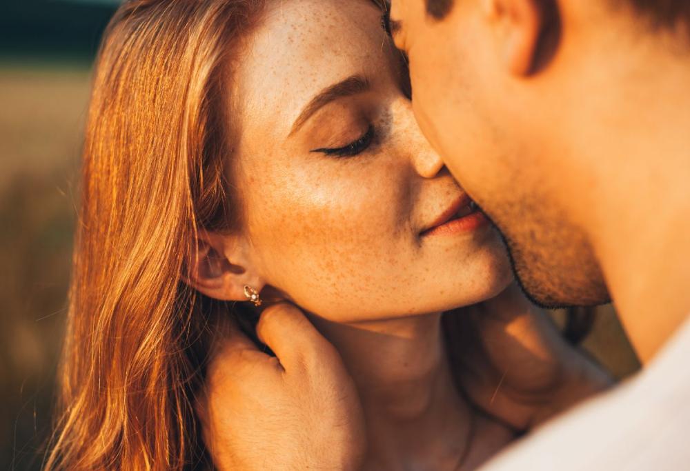 Perché i baci con gli occhi chiusi sono più intensi?