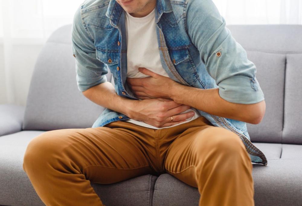 Perché lo stomaco brontola? Ecco le cause e cosa fare