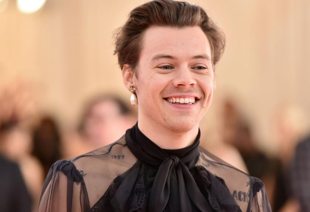 Harry Styles irriconoscibile: addio al ciuffo e capelli rasati