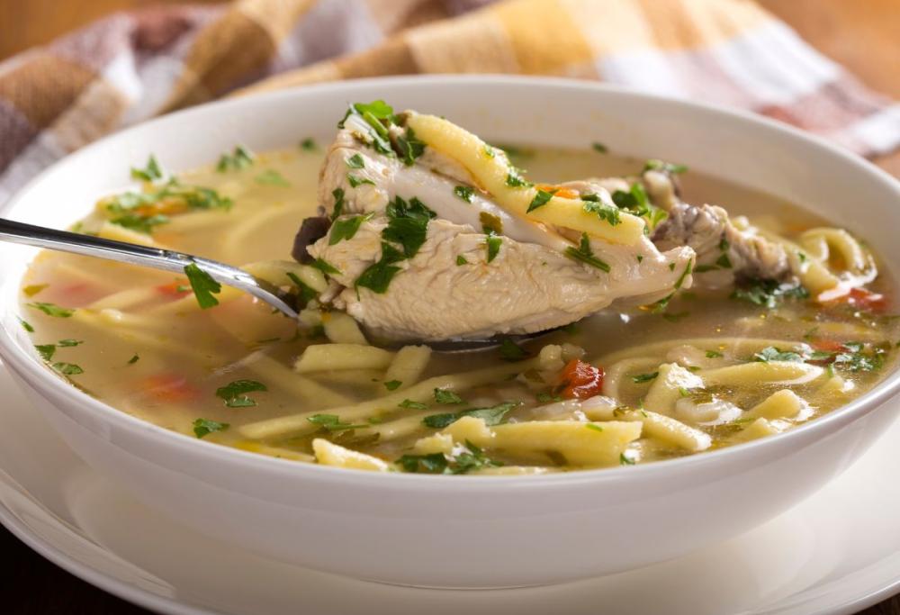 Bere il brodo di pollo fa davvero bene al nostro corpo?