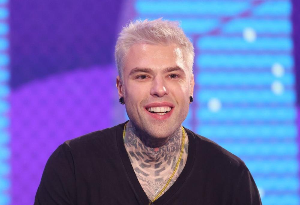 Fedez, il confronto con l’auto dell’assistente genera polemiche