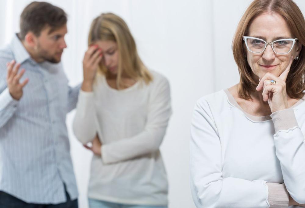 Suocera gelosa spia segretamente la nuora e il figlio: la storia