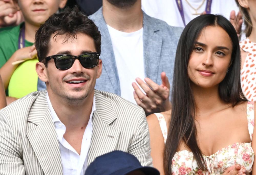 Charles Leclerc fotografato in Corsica con la nuova fidanzata