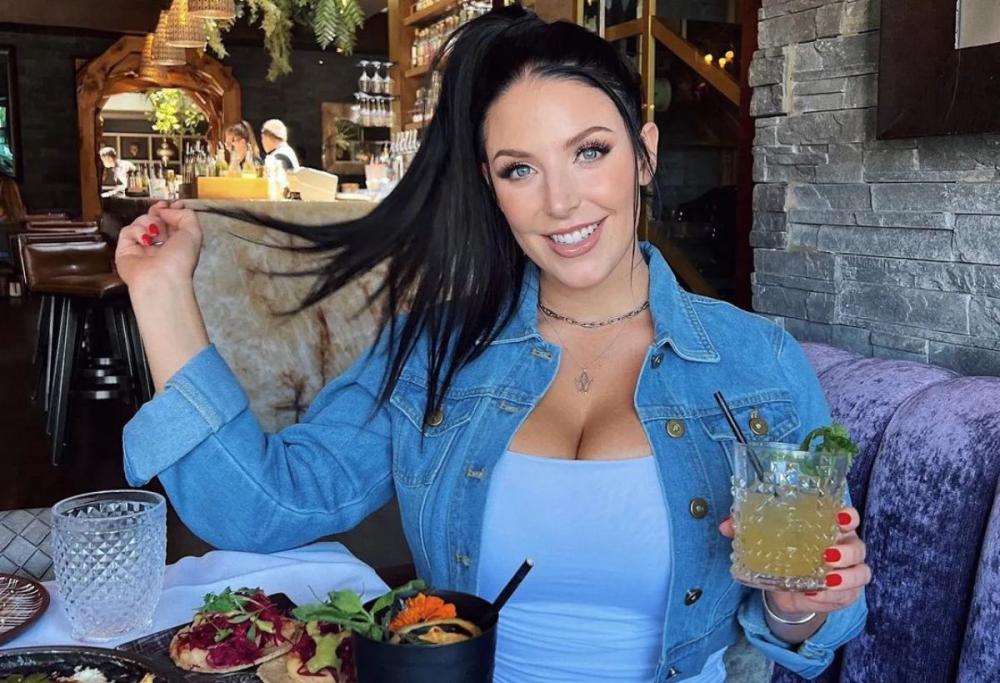 La pornostar Angela White dice addio ai film hard: “Voglio fare la ricercatrice”