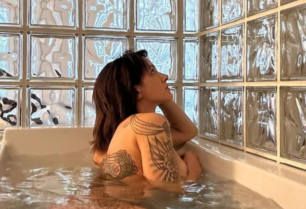 Asia Argento e la foto hot nella vasca da bagno nell'hotel a Parigi