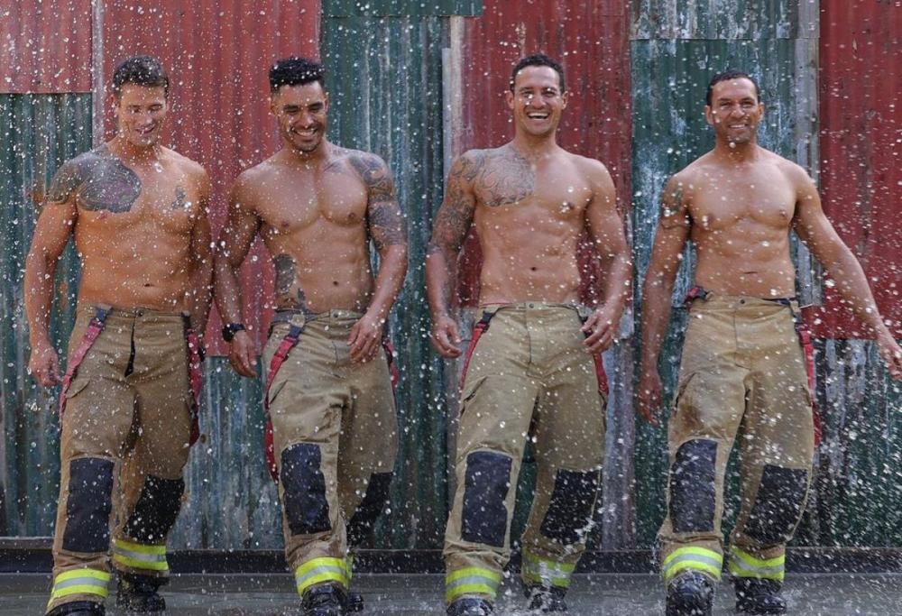 Il nuovo calendario dei sexy pompieri australiani tra gattini e koala