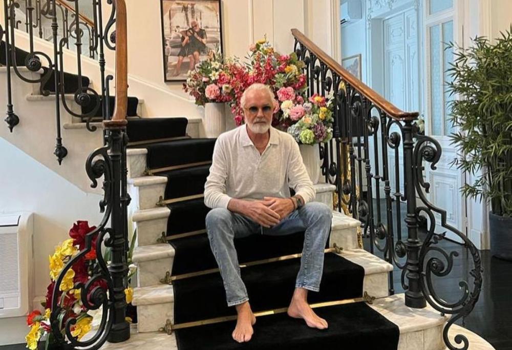 Briatore mostra l’ingresso della sua casa circondato dallo sfarzo