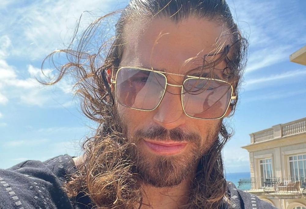 Can Yaman in imbarazzo davanti ad una fan: il video