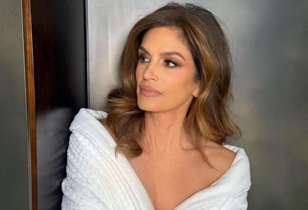 Cindy Crawford rivela il motivo per cui non ha mai tagliato capelli