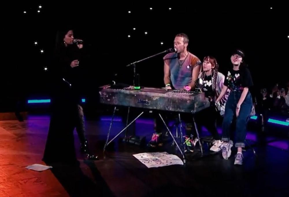 Selena Gomez: il duetto a sorpresa con i Coldplay in California