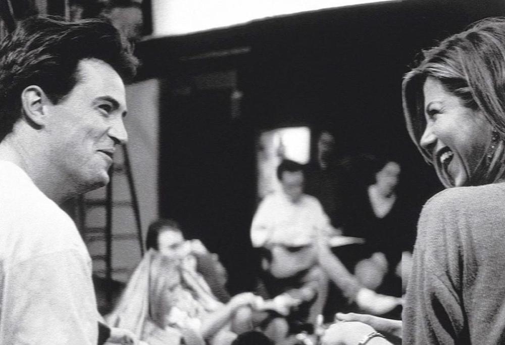 Jennifer Aniston dice addio a Matthew Perry: “Ora sei in pace”