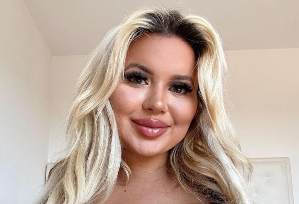 Modella OnlyFans: "Batterò il record del seno più grande del mondo"