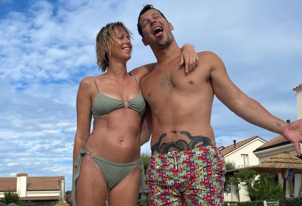 Federica Pellegrini incinta, le prime foto al mare col pancione 
