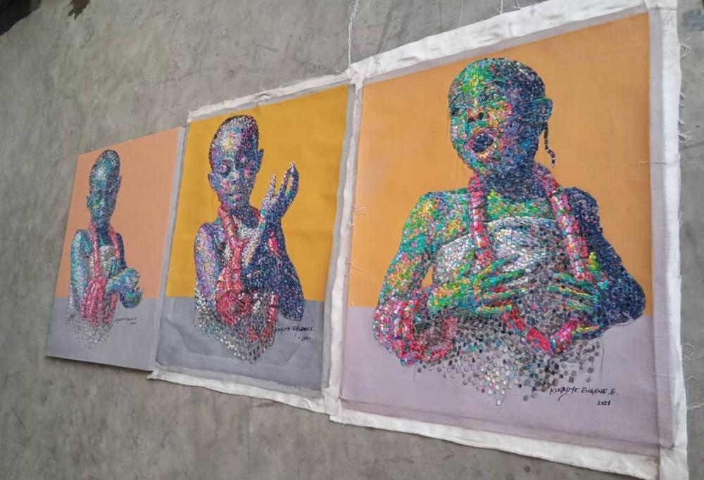 Infradito trasformate in ritratti: la creatività di un'artista