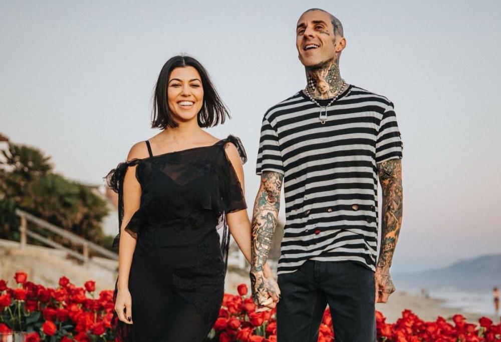 Kourtney Kardashian e Travis Barker danno il benvenuto al figlio