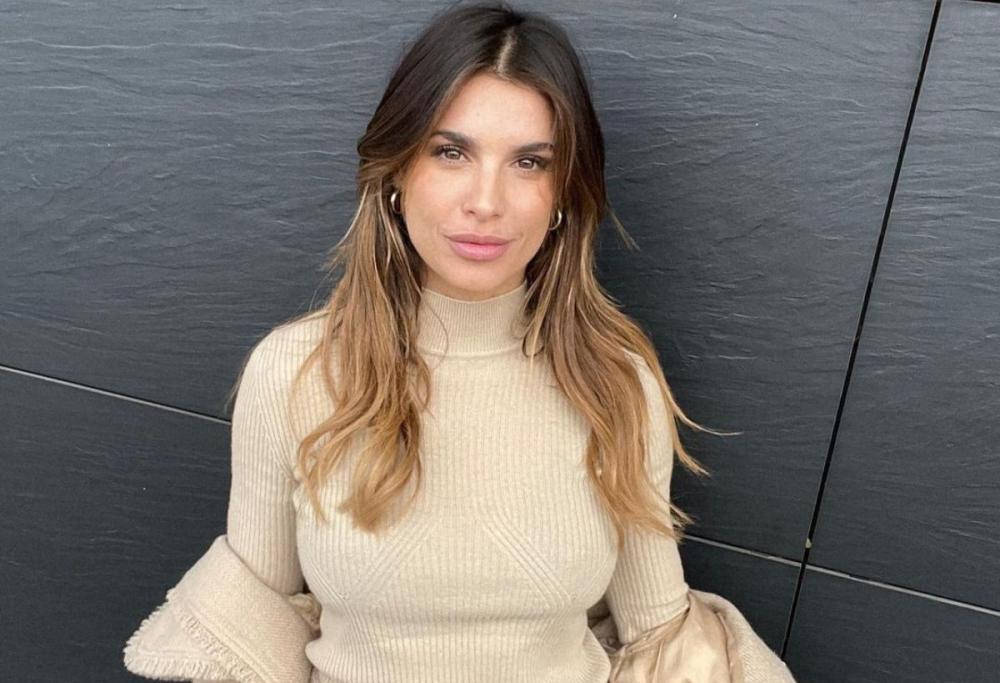 Elisabetta Canalis si scatena indossando un bikini sul trampolino