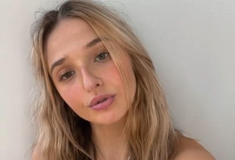 Giovane mamma presa in giro per il suo bikini in spiaggia