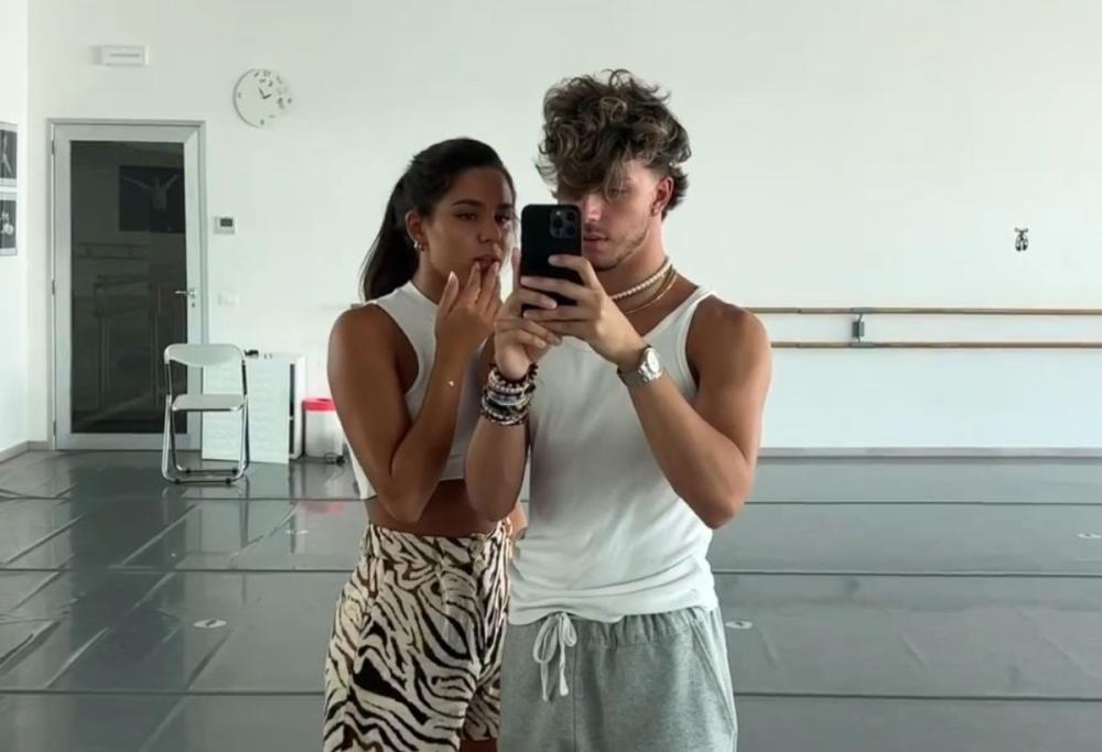 Mattia Zenzola e Benedetta Vari, è amore: la foto del bacio