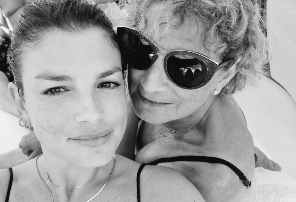 Emma torna in Salento, il selfie con la mamma: “La mia roccia”