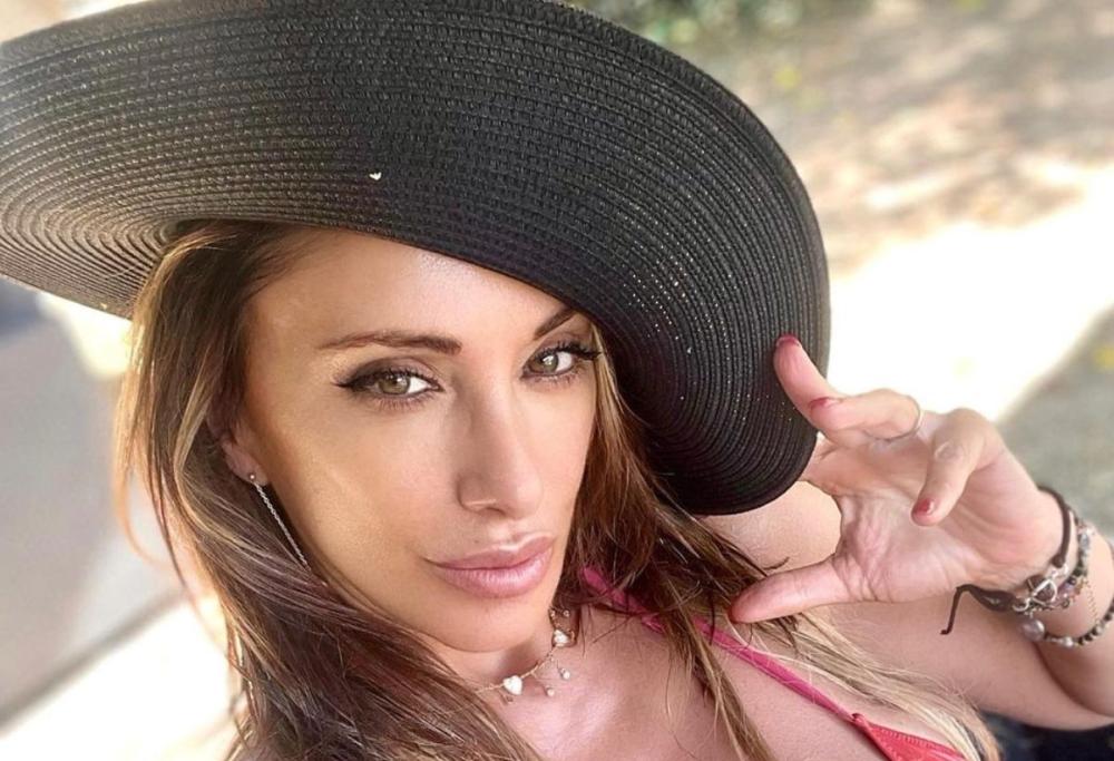 Sabrina Salerno ha il seno rifatto? "No, ecco la certificazione"