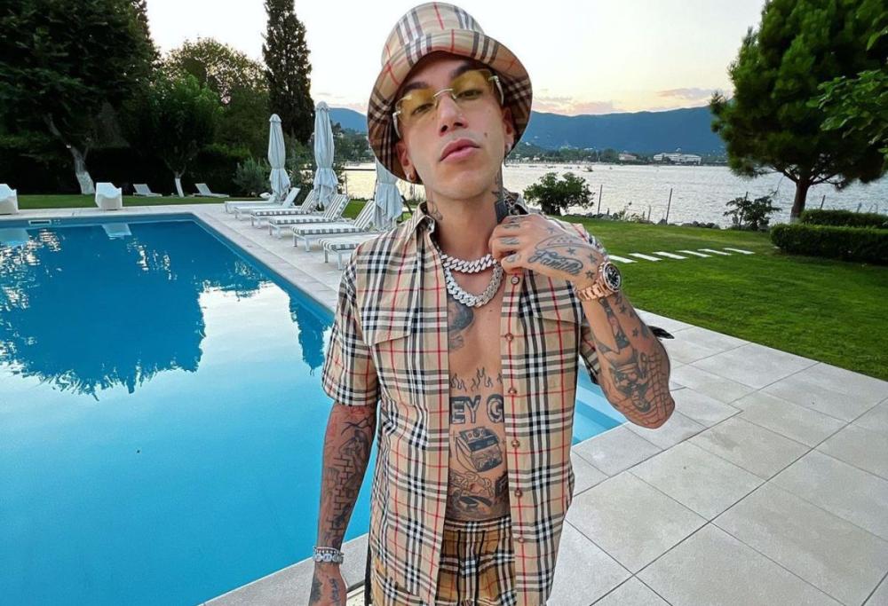 Sfera Ebbasta in concerto gratuito a Milano: l'annuncio a sorpresa