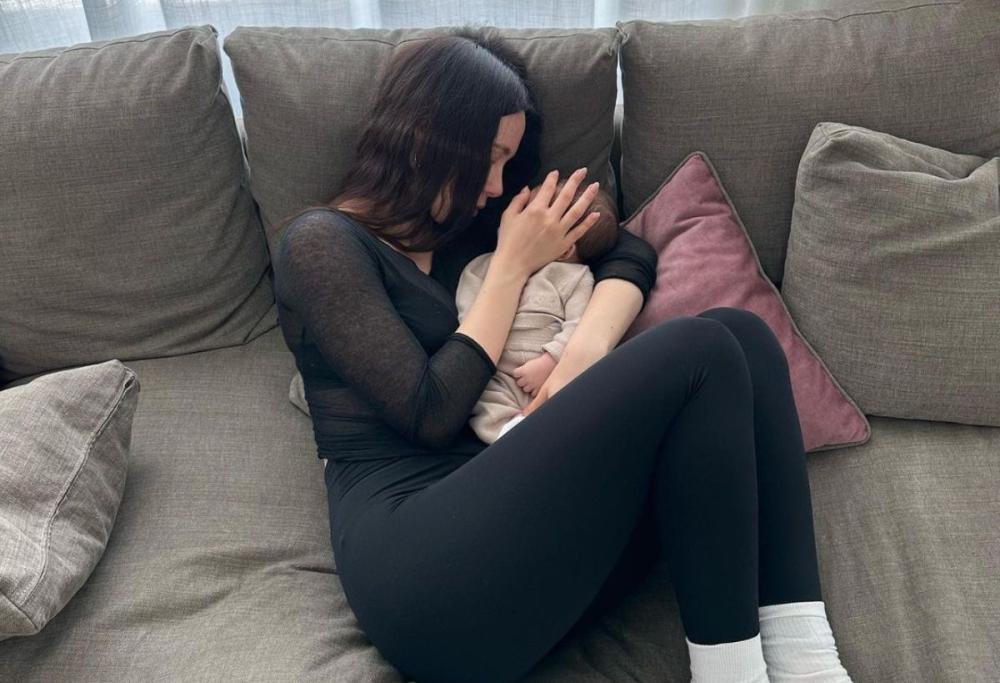 Aurora Ramazzotti, virus in famiglia: "Anche mia mamma sta male"