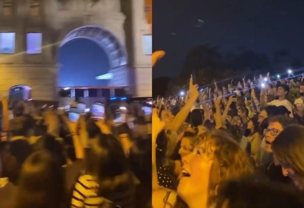 Coldplay: i fan senza biglietti cantano fuori lo stadio a Barcellona