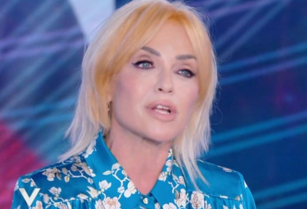 Paola Barale: "Sono stata presa di mira sui social per il tema aborto"