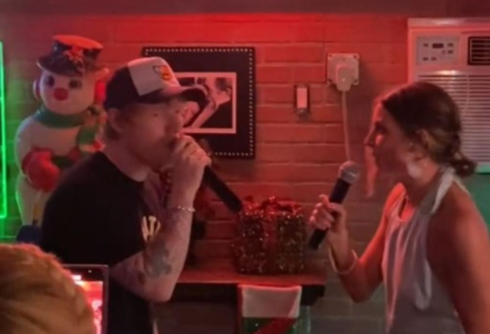 Ed Sheeran: karaoke improvvisato in un bar, canta i Backstreet Boys