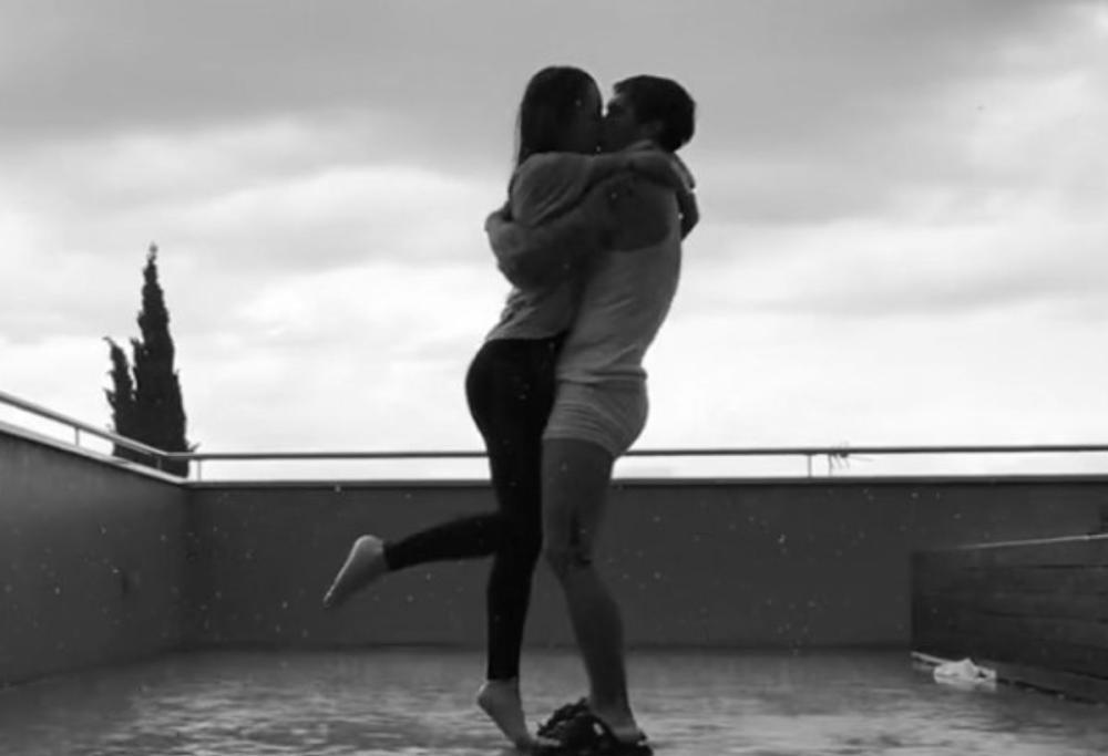 Blanco, il bacio sotto la pioggia con la fidanzata emoziona il web
