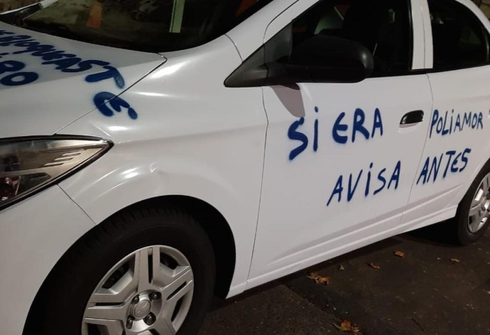 Dipinge l'auto dell'ex: "Siccome mi hai bloccata, ti scrivo qui"