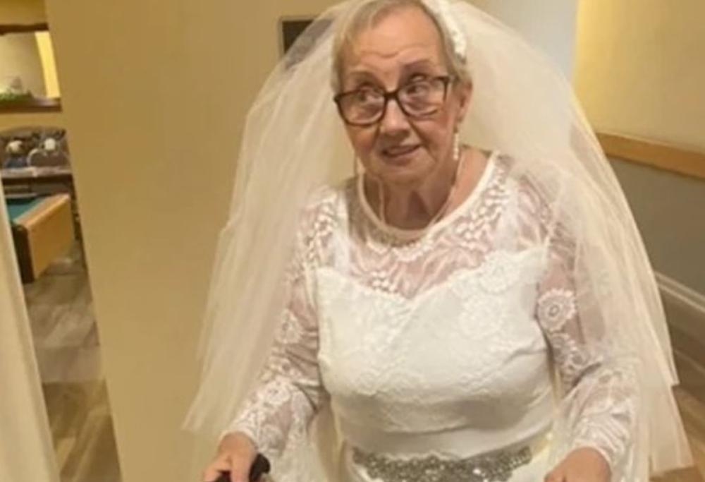 Una donna di 77 anni ha deciso di sposare sé stessa: ecco la storia