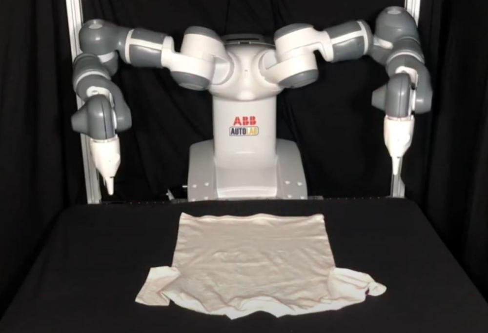 Alla scoperta del primo robot piega-abiti: ecco il video