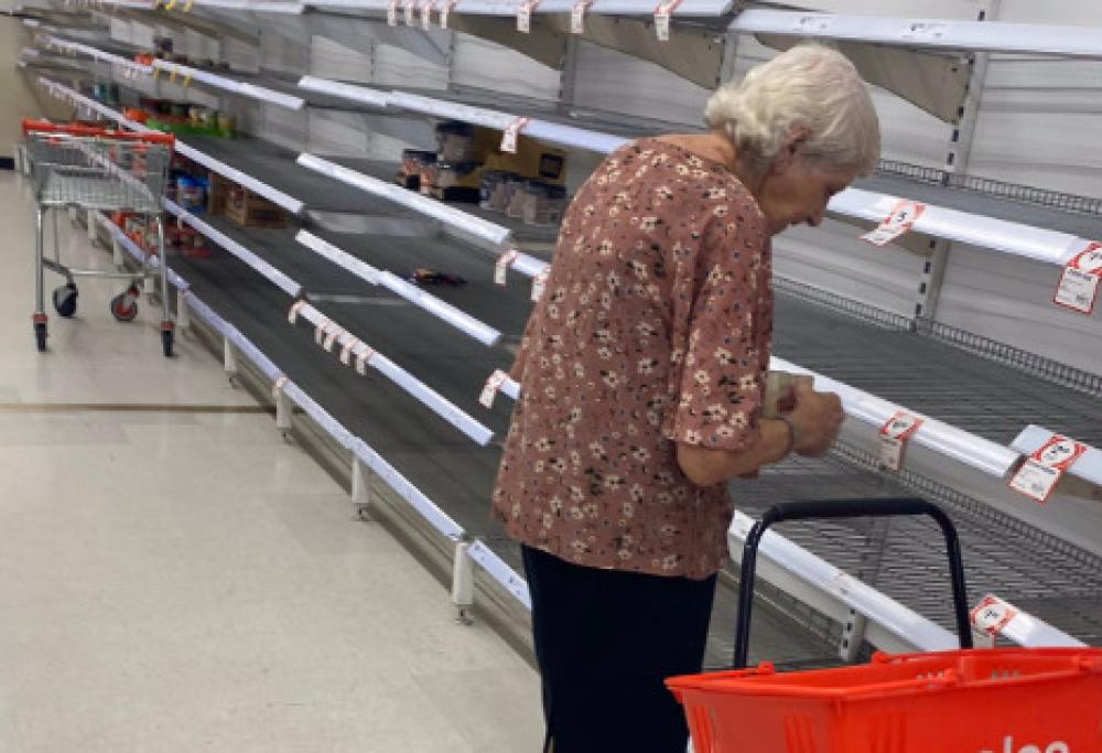 Guarda gli scaffali vuoti e scoppia a piangere: la foto dell’anziana al supermercato australiano