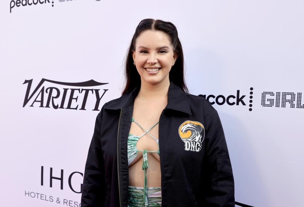 Lana Del Rey ci ripensa: niente topless per il nuovo album