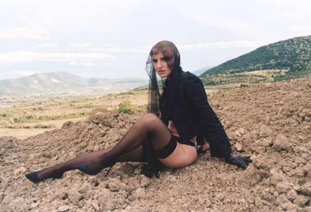 Arisa e il suo look da urlo: velo e autoreggenti