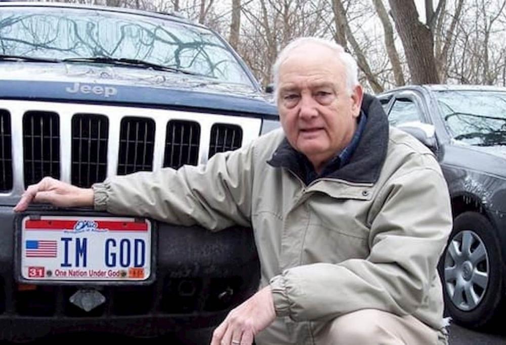 USA, fa causa allo Stato e vince: ora può scrivere "Io sono Dio" sulla targa dell'auto