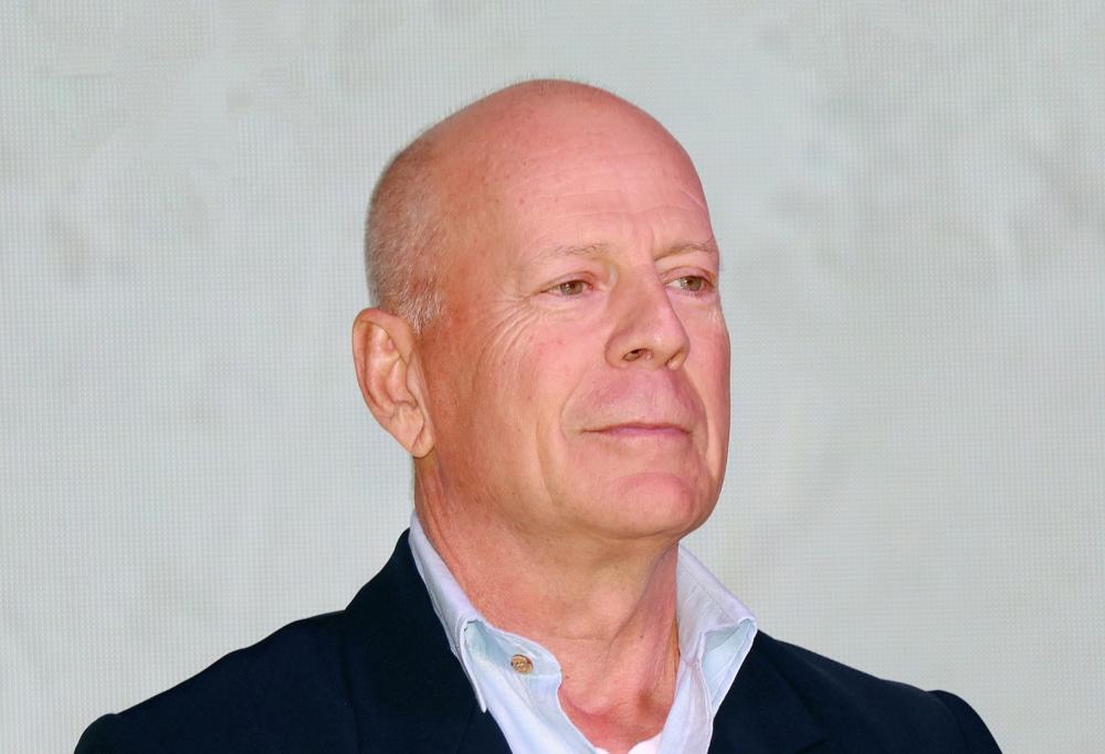 Bruce Willis accerchiato dai paparazzi, la moglie chiede un po’ di tranquillità.