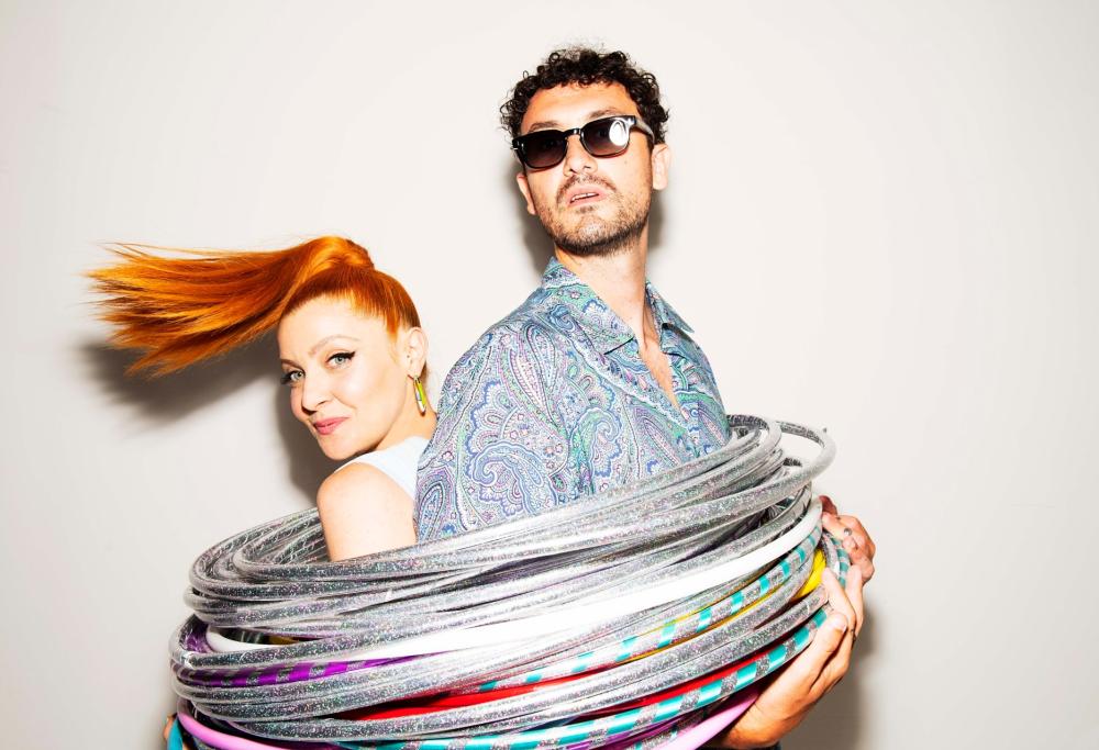 Un'estate in "Hula-Hoop" con Noemi e Carl Brave