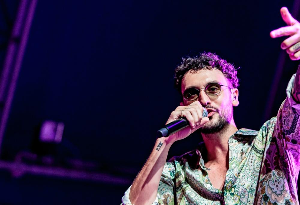 Carl Brave annuncia l’uscita del suo nuovo brano “Remember”.