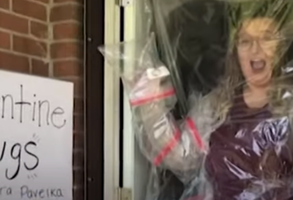 Coronavirus, Usa: maestra riabbraccia gli alunni grazie ad una tuta di plastica