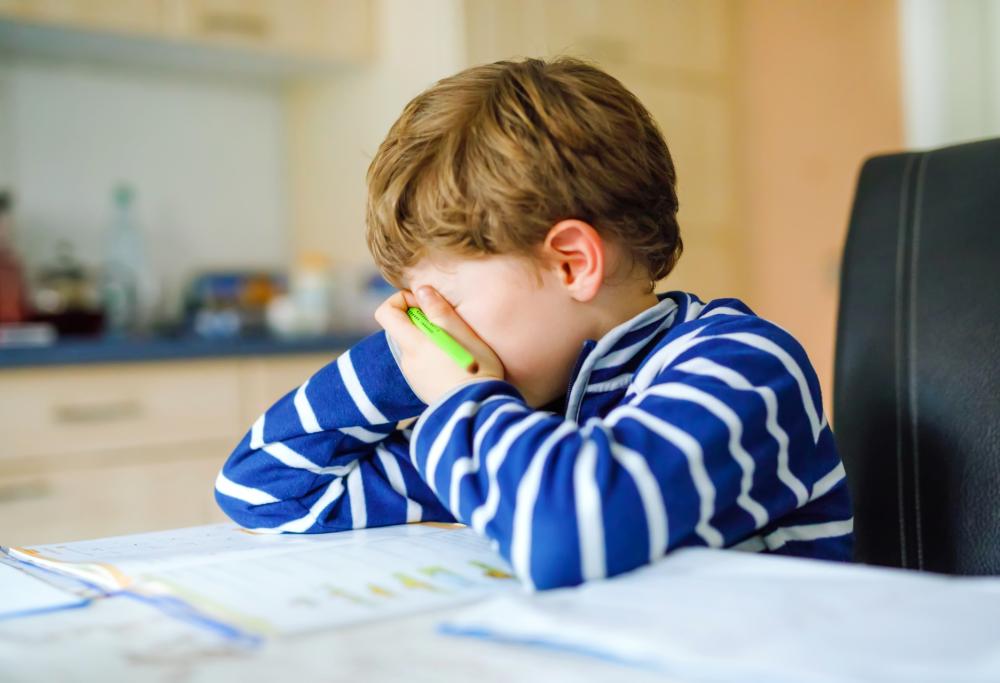 Il figlio piange per i compiti e la mamma sbotta contro gli insegnanti