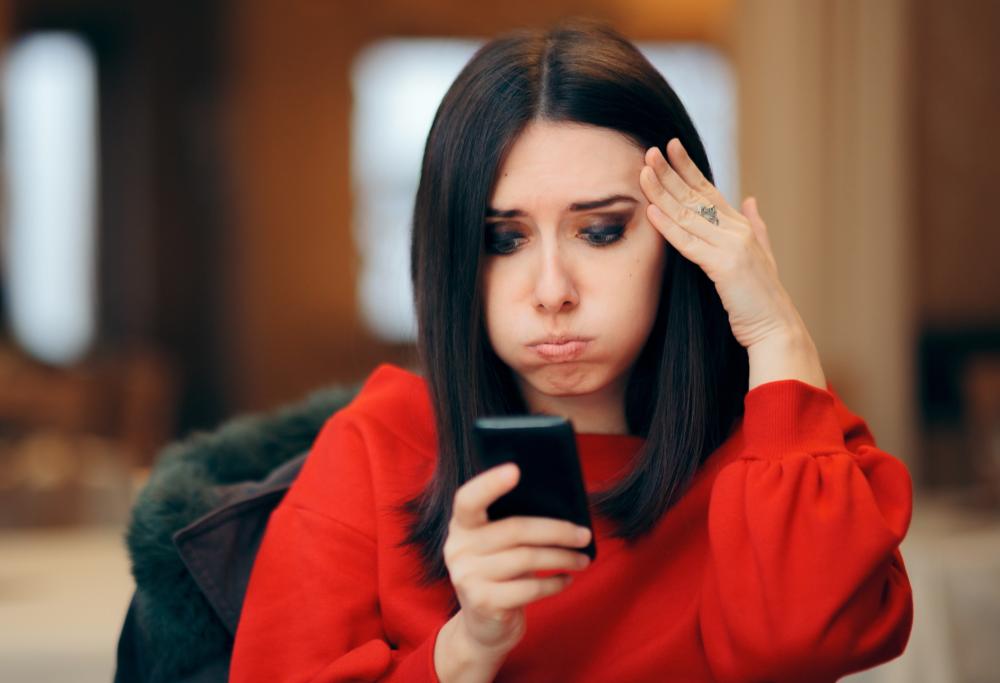 Una dipendente blocca il suo capo dopo essere stata contattata nel giorno libero