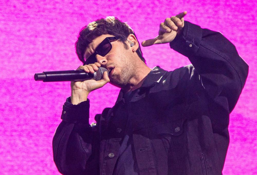 Gazzelle in giro vestito da dinosauro per l’uscita del singolo “Idem